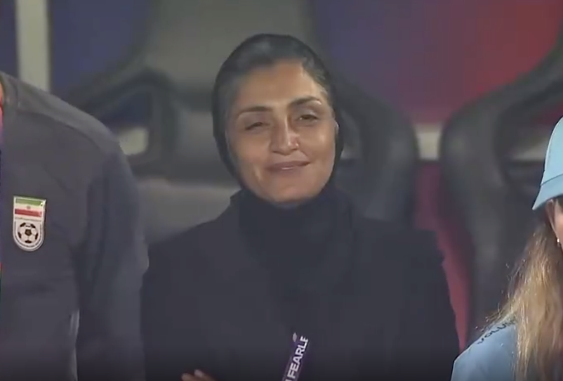 乐鱼体育登陆入口-祖国遭袭！戴头巾的伊朗女足球员集体拒唱国歌 有人微笑有人落泪